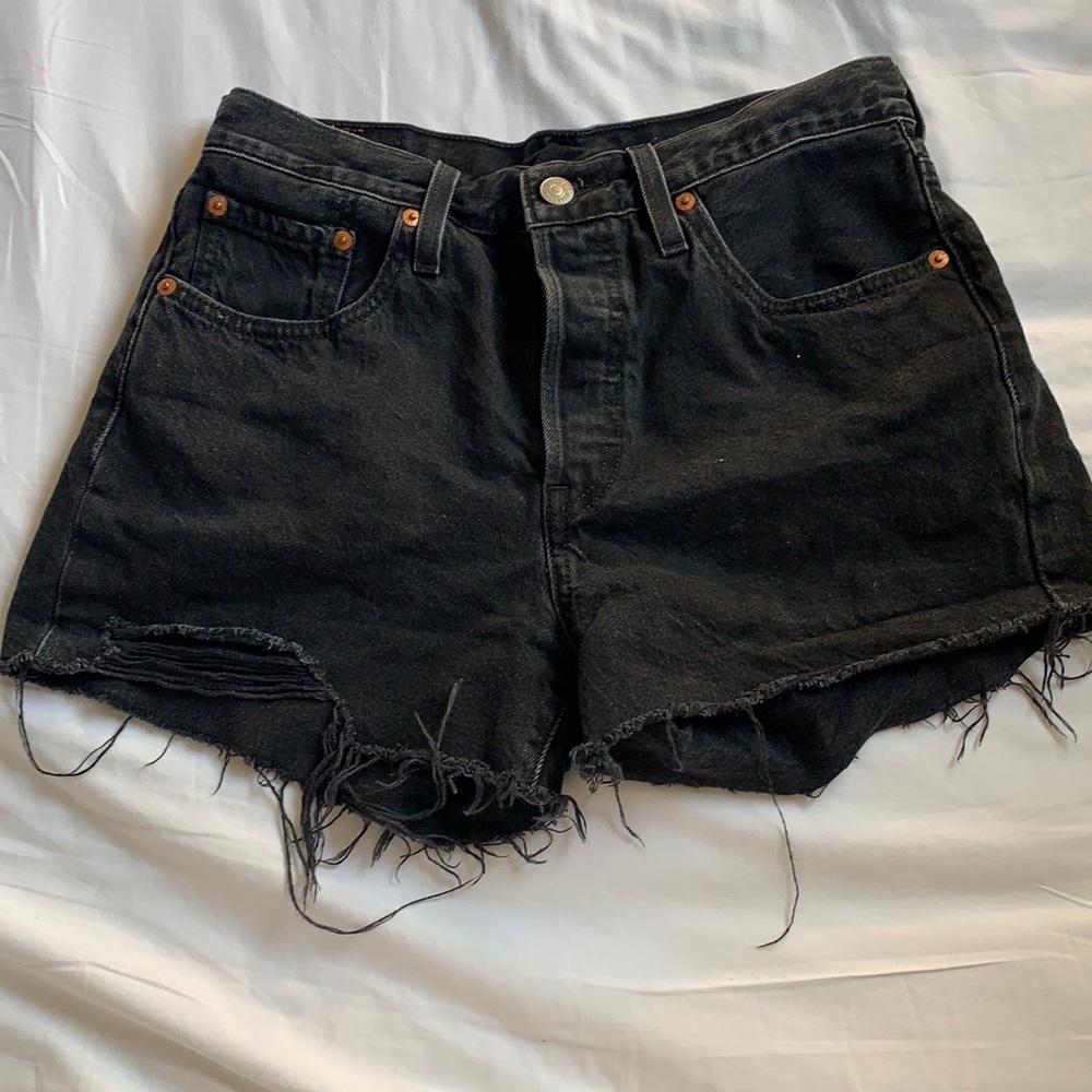 Great condition super cute black ripped Levi's